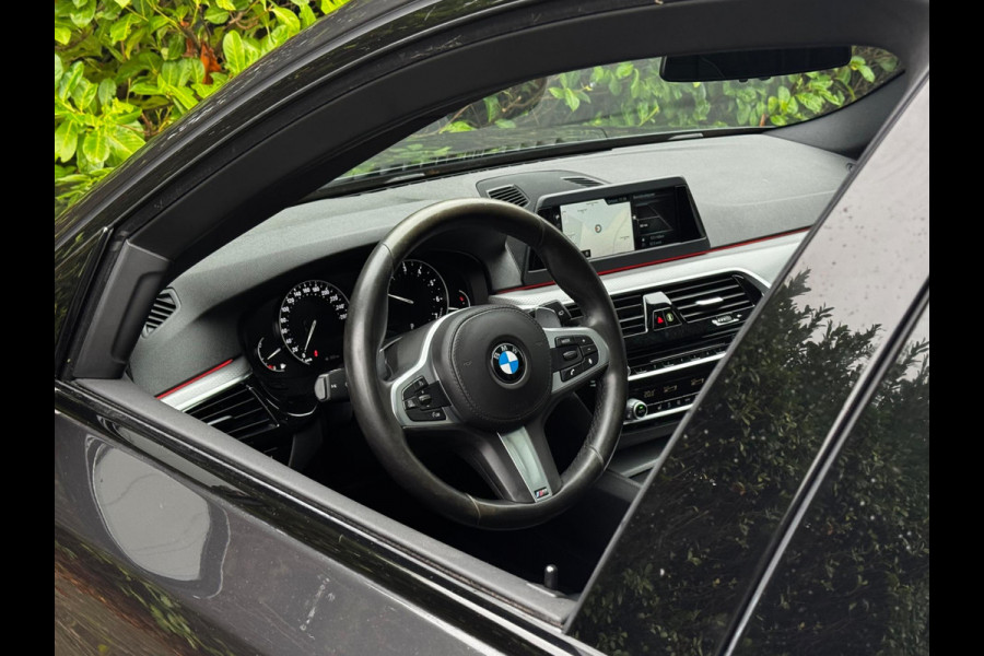BMW 5 Serie Touring 520i M-SPORT HIGH EXECUTIVE PANORAMADAK DEALER STOELVERWARMING LEDER M PAKKET VIRTUAL AMBIANCE TREKHAAK