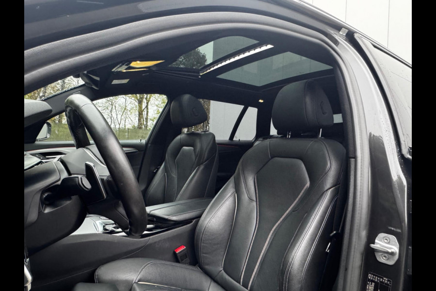 BMW 5 Serie Touring 520i M-SPORT HIGH EXECUTIVE PANORAMADAK DEALER STOELVERWARMING LEDER M PAKKET VIRTUAL AMBIANCE TREKHAAK