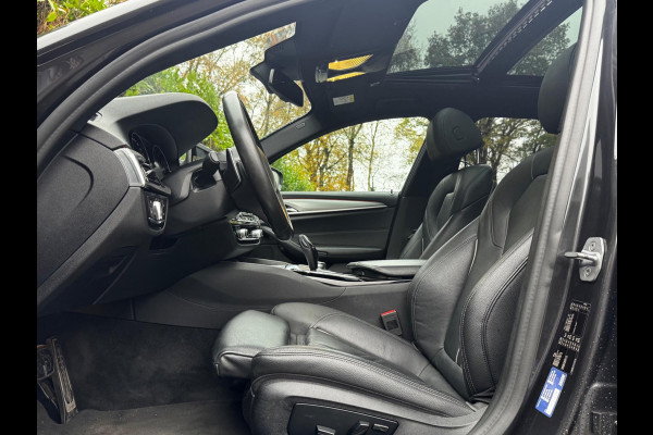 BMW 5 Serie Touring 520i M-SPORT HIGH EXECUTIVE PANORAMADAK DEALER STOELVERWARMING LEDER M PAKKET VIRTUAL AMBIANCE TREKHAAK