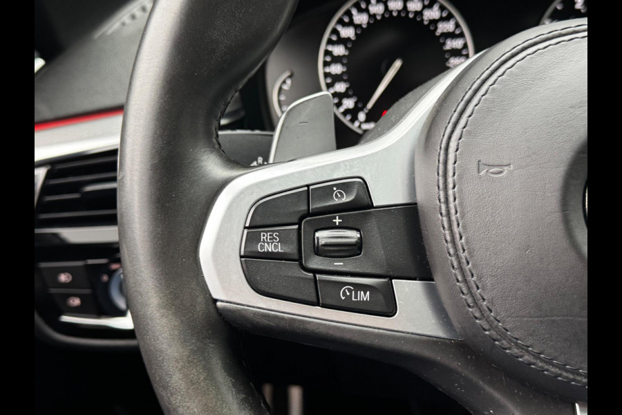 BMW 5 Serie Touring 520i M-SPORT HIGH EXECUTIVE PANORAMADAK DEALER STOELVERWARMING LEDER M PAKKET VIRTUAL AMBIANCE TREKHAAK