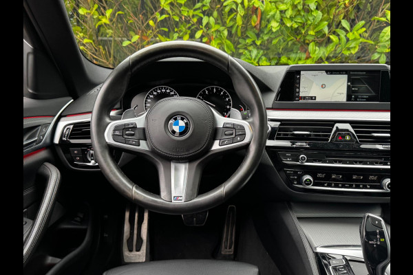 BMW 5 Serie Touring 520i M-SPORT HIGH EXECUTIVE PANORAMADAK DEALER STOELVERWARMING LEDER M PAKKET VIRTUAL AMBIANCE TREKHAAK