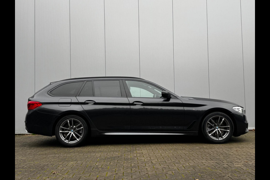 BMW 5 Serie Touring 520i M-SPORT HIGH EXECUTIVE PANORAMADAK DEALER STOELVERWARMING LEDER M PAKKET VIRTUAL AMBIANCE TREKHAAK