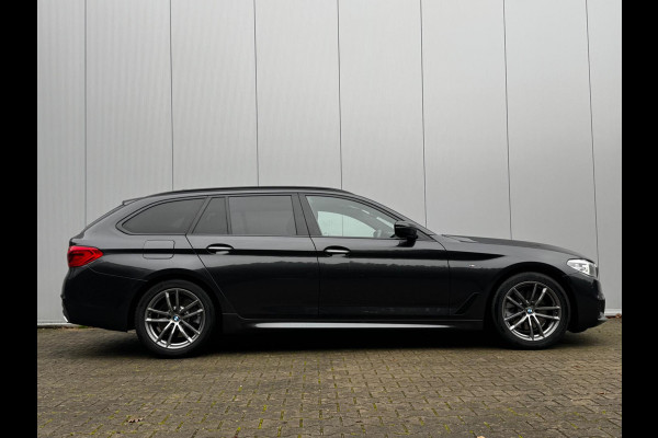 BMW 5 Serie Touring 520i M-SPORT HIGH EXECUTIVE PANORAMADAK DEALER STOELVERWARMING LEDER M PAKKET VIRTUAL AMBIANCE TREKHAAK