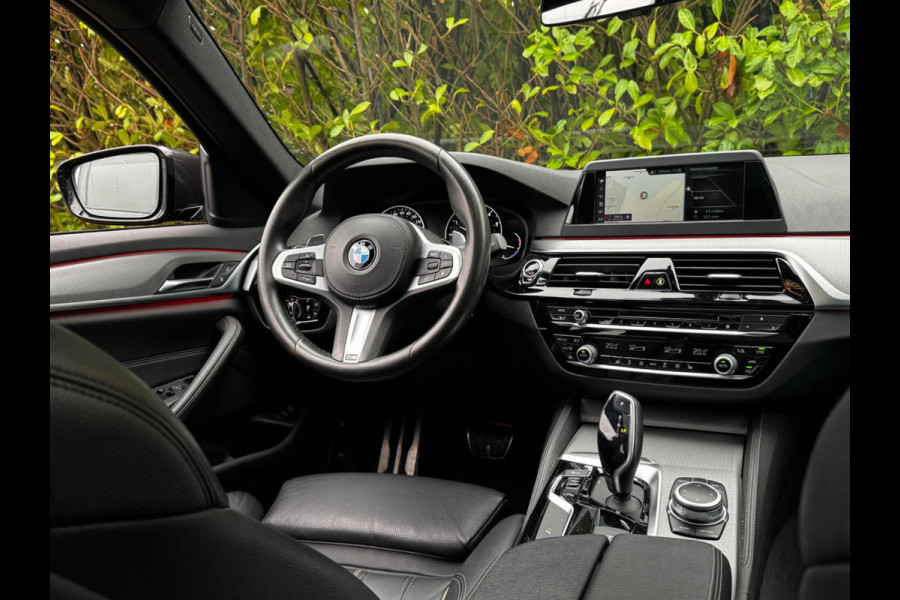 BMW 5 Serie Touring 520i M-SPORT HIGH EXECUTIVE PANORAMADAK DEALER STOELVERWARMING LEDER M PAKKET VIRTUAL AMBIANCE TREKHAAK