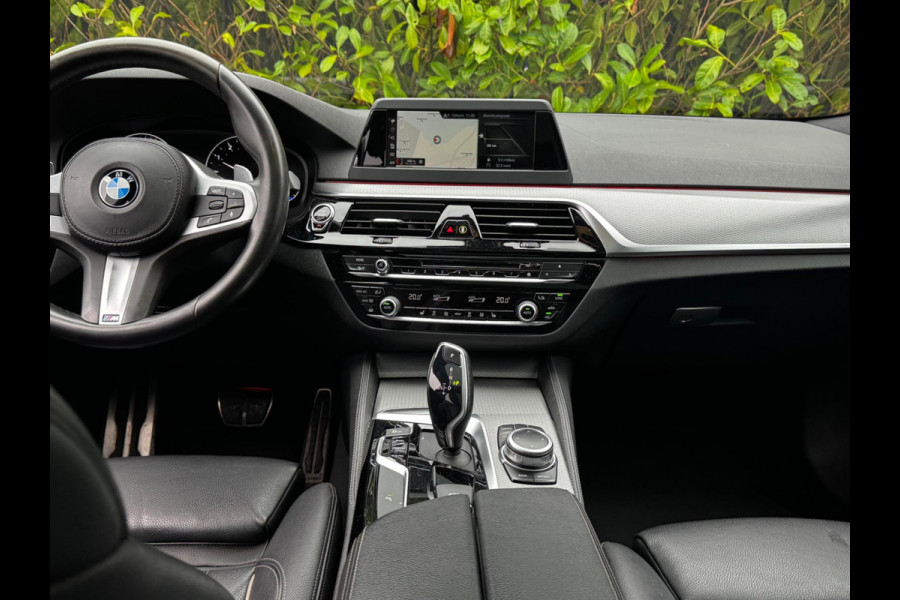 BMW 5 Serie Touring 520i M-SPORT HIGH EXECUTIVE PANORAMADAK DEALER STOELVERWARMING LEDER M PAKKET VIRTUAL AMBIANCE TREKHAAK
