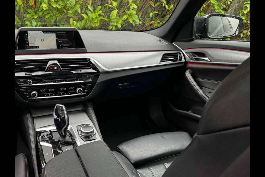 BMW 5 Serie Touring 520i M-SPORT HIGH EXECUTIVE PANORAMADAK DEALER STOELVERWARMING LEDER M PAKKET VIRTUAL AMBIANCE TREKHAAK