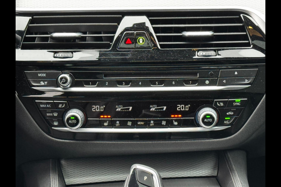 BMW 5 Serie Touring 520i M-SPORT HIGH EXECUTIVE PANORAMADAK DEALER STOELVERWARMING LEDER M PAKKET VIRTUAL AMBIANCE TREKHAAK