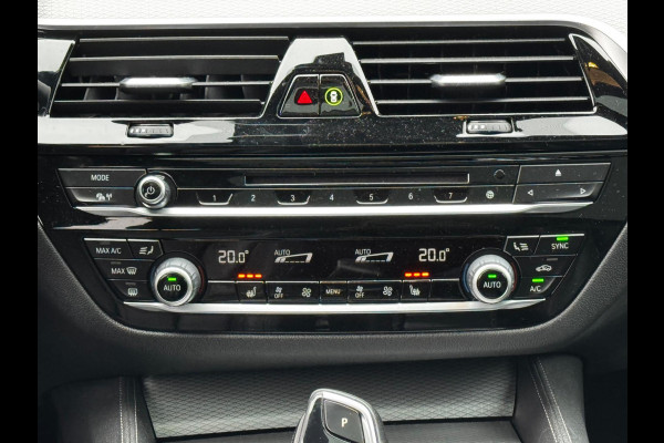 BMW 5 Serie Touring 520i M-SPORT HIGH EXECUTIVE PANORAMADAK DEALER STOELVERWARMING LEDER M PAKKET VIRTUAL AMBIANCE TREKHAAK