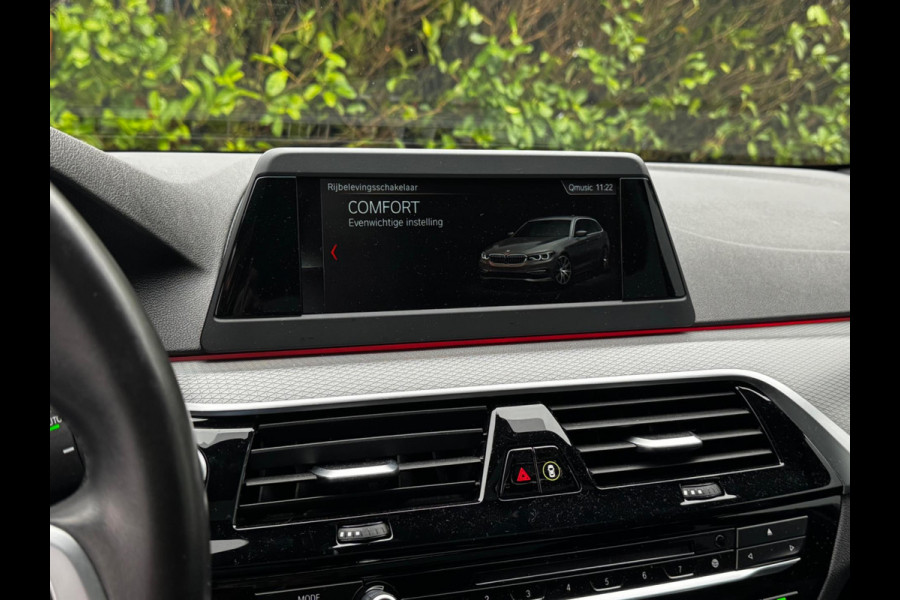 BMW 5 Serie Touring 520i M-SPORT HIGH EXECUTIVE PANORAMADAK DEALER STOELVERWARMING LEDER M PAKKET VIRTUAL AMBIANCE TREKHAAK