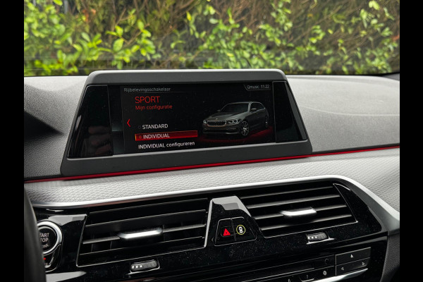 BMW 5 Serie Touring 520i M-SPORT HIGH EXECUTIVE PANORAMADAK DEALER STOELVERWARMING LEDER M PAKKET VIRTUAL AMBIANCE TREKHAAK