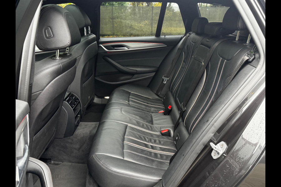 BMW 5 Serie Touring 520i M-SPORT HIGH EXECUTIVE PANORAMADAK DEALER STOELVERWARMING LEDER M PAKKET VIRTUAL AMBIANCE TREKHAAK