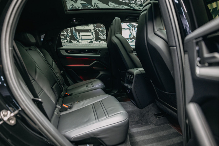 Porsche Cayenne Coupé 3.0 E-Hybrid Black Edition | Sport Chrono | Luchtvering | Adaptieve (18-voudige) sportstoelen met verwarming en verkoeling |