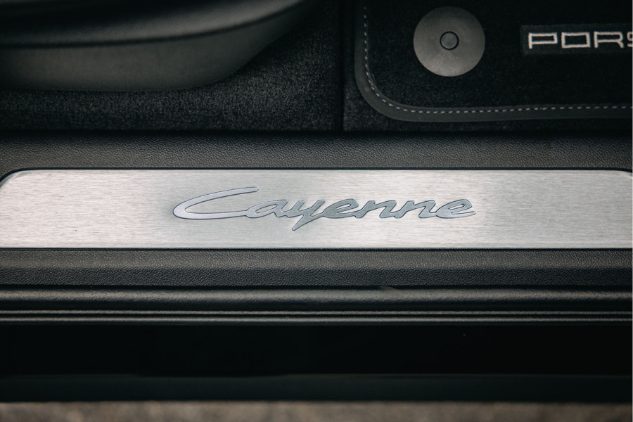 Porsche Cayenne Coupé 3.0 E-Hybrid Black Edition | Sport Chrono | Luchtvering | Adaptieve (18-voudige) sportstoelen met verwarming en verkoeling |