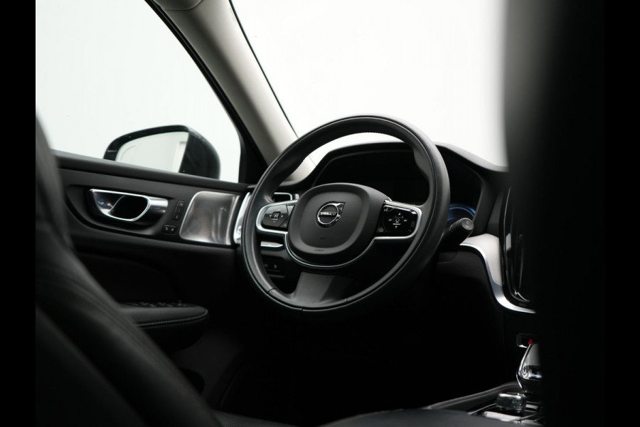 Volvo V60 2.0 T8 Recharge AWD Inscription 392pk Dealer O.H PHEV | Trekhaak Af Fabriek | Panodak | Head Up | Adaptive Cruise | 360 Camera | Bowers & Wilkins | Lederen Sporstoelen Memory & Ventilatie | Apple Carplay | Verwarmde Stoelen & Stuur | 19"L.M