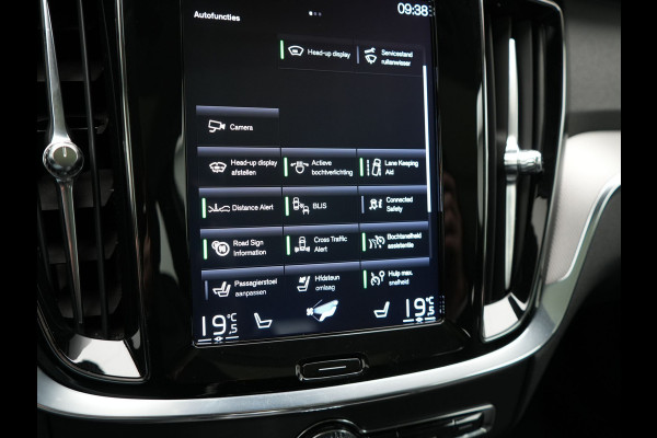 Volvo V60 2.0 T8 Recharge AWD Inscription 392pk Dealer O.H PHEV | Trekhaak Af Fabriek | Panodak | Head Up | Adaptive Cruise | 360 Camera | Bowers & Wilkins | Lederen Sporstoelen Memory & Ventilatie | Apple Carplay | Verwarmde Stoelen & Stuur | 19"L.M