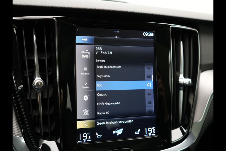 Volvo V60 2.0 T8 Recharge AWD Inscription 392pk Dealer O.H PHEV | Trekhaak Af Fabriek | Panodak | Head Up | Adaptive Cruise | 360 Camera | Bowers & Wilkins | Lederen Sporstoelen Memory & Ventilatie | Apple Carplay | Verwarmde Stoelen & Stuur | 19"L.M