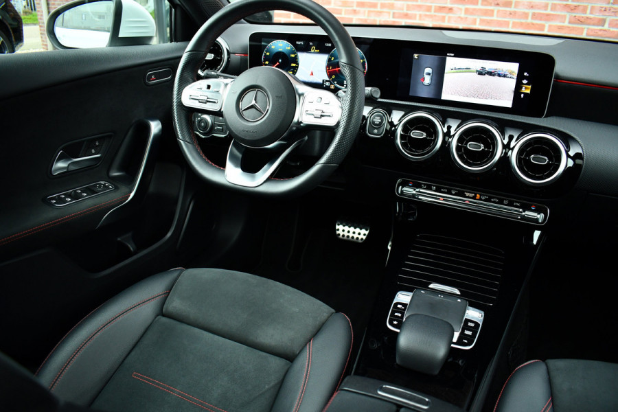 Mercedes-Benz A-Klasse 180 AMG Pano Trekhaak Camera Night Metallic-wit