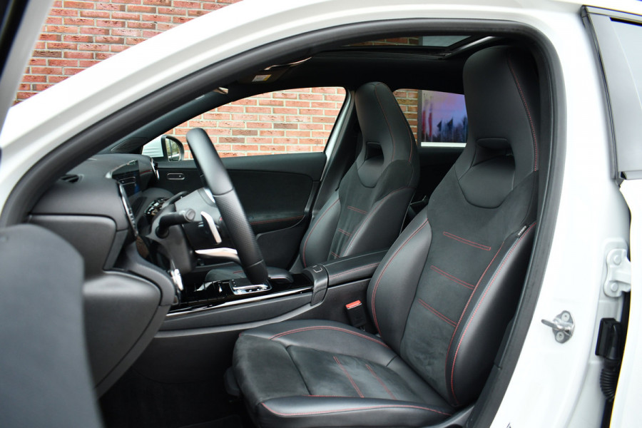 Mercedes-Benz A-Klasse 180 AMG Pano Trekhaak Camera Night Metallic-wit