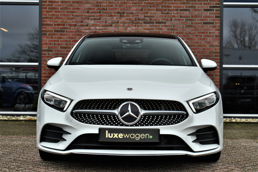 Mercedes-Benz A-Klasse 180 AMG Pano Trekhaak Camera Night Metallic-wit