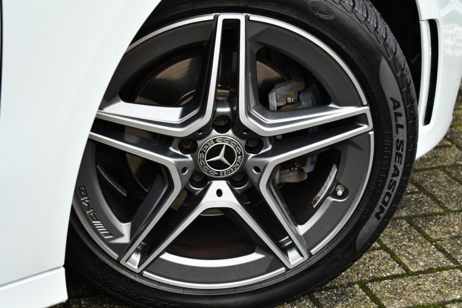 Mercedes-Benz A-Klasse 180 AMG Pano Trekhaak Camera Night Metallic-wit
