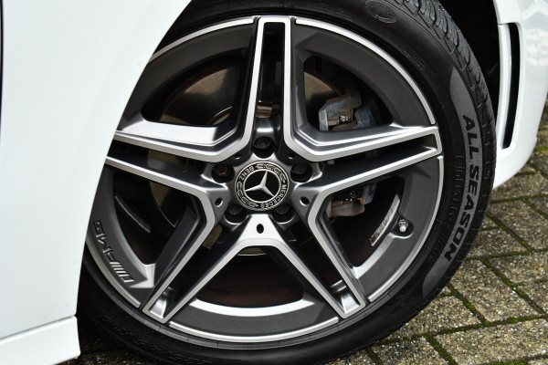 Mercedes-Benz A-Klasse 180 AMG Pano Trekhaak Camera Night Metallic-wit