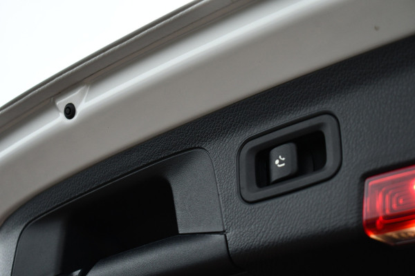 Mercedes-Benz A-Klasse 180 AMG Pano Trekhaak Camera Night Metallic-wit