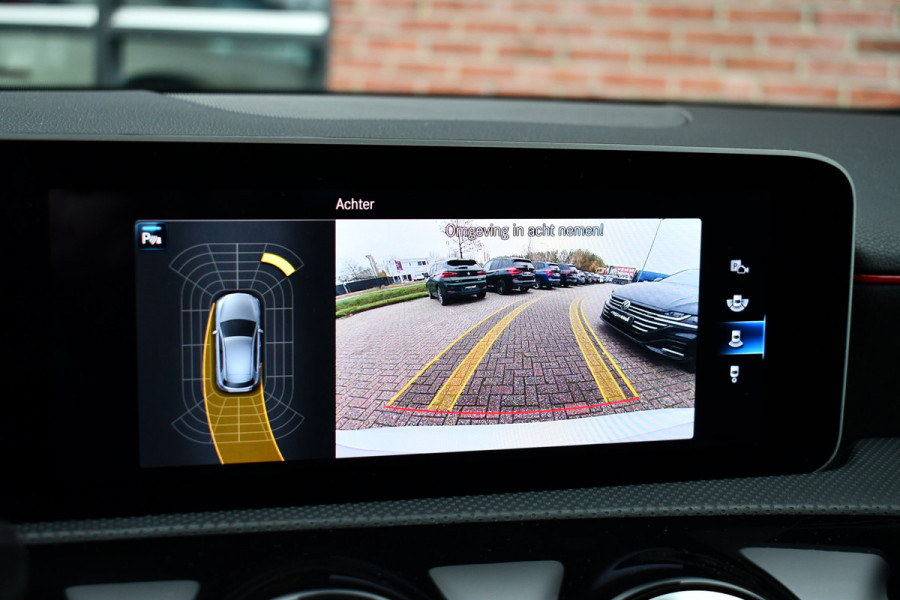 Mercedes-Benz A-Klasse 180 AMG Pano Trekhaak Camera Night Metallic-wit