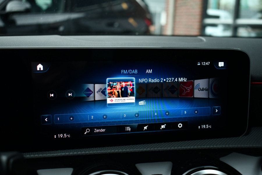 Mercedes-Benz A-Klasse 180 AMG Pano Trekhaak Camera Night Metallic-wit