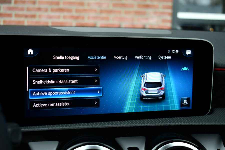 Mercedes-Benz A-Klasse 180 AMG Pano Trekhaak Camera Night Metallic-wit