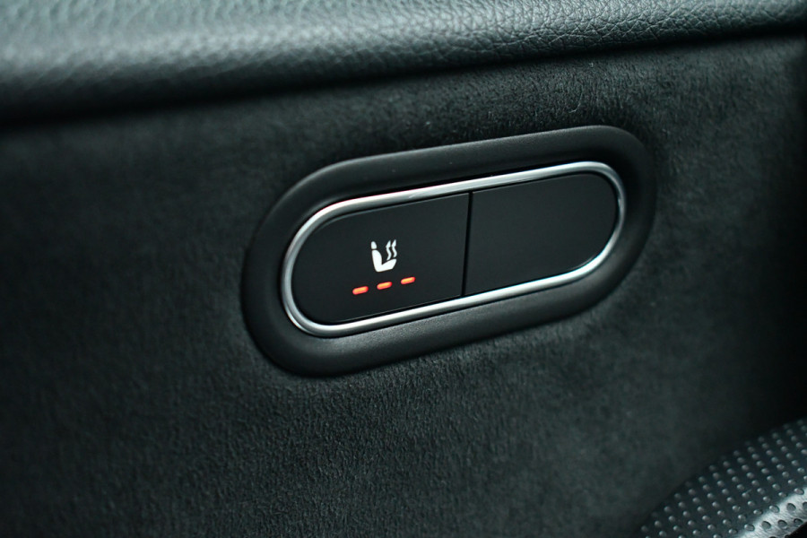 Mercedes-Benz A-Klasse 180 AMG Pano Trekhaak Camera Night Metallic-wit