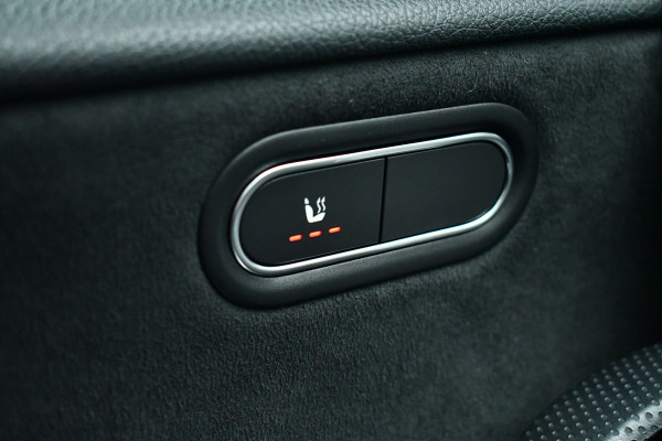 Mercedes-Benz A-Klasse 180 AMG Pano Trekhaak Camera Night Metallic-wit