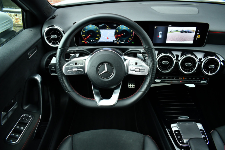 Mercedes-Benz A-Klasse 180 AMG Pano Trekhaak Camera Night Metallic-wit