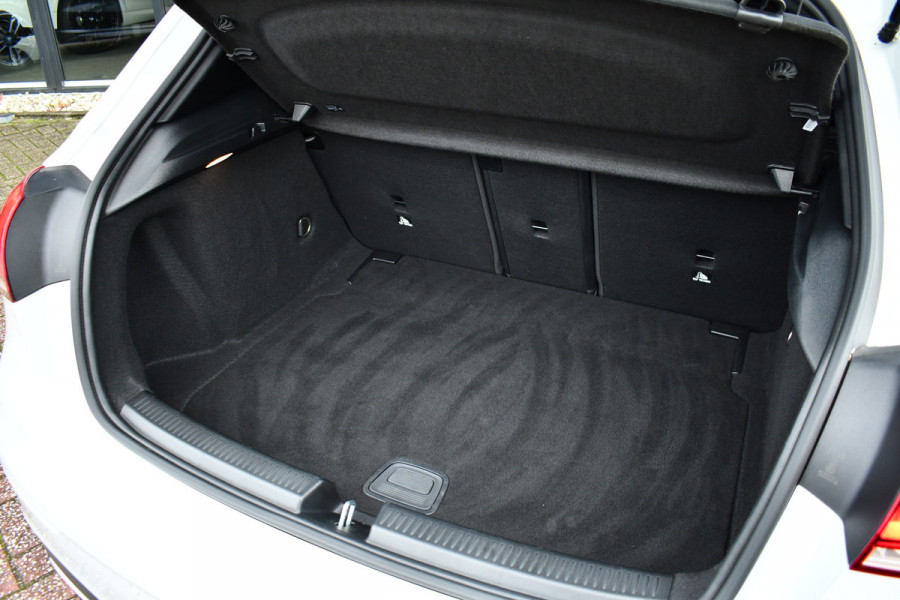 Mercedes-Benz A-Klasse 180 AMG Pano Trekhaak Camera Night Metallic-wit