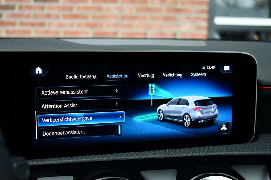 Mercedes-Benz A-Klasse 180 AMG Pano Trekhaak Camera Night Metallic-wit