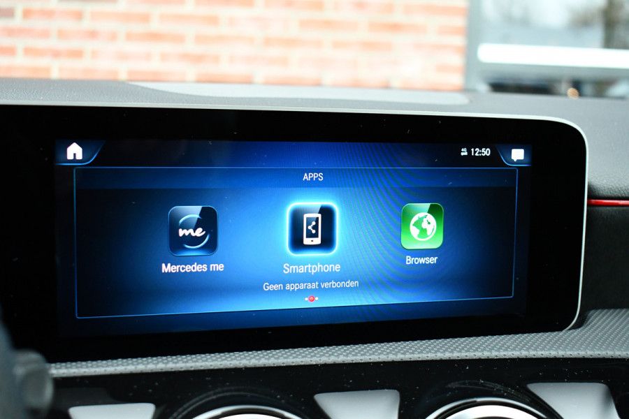 Mercedes-Benz A-Klasse 180 AMG Pano Trekhaak Camera Night Metallic-wit