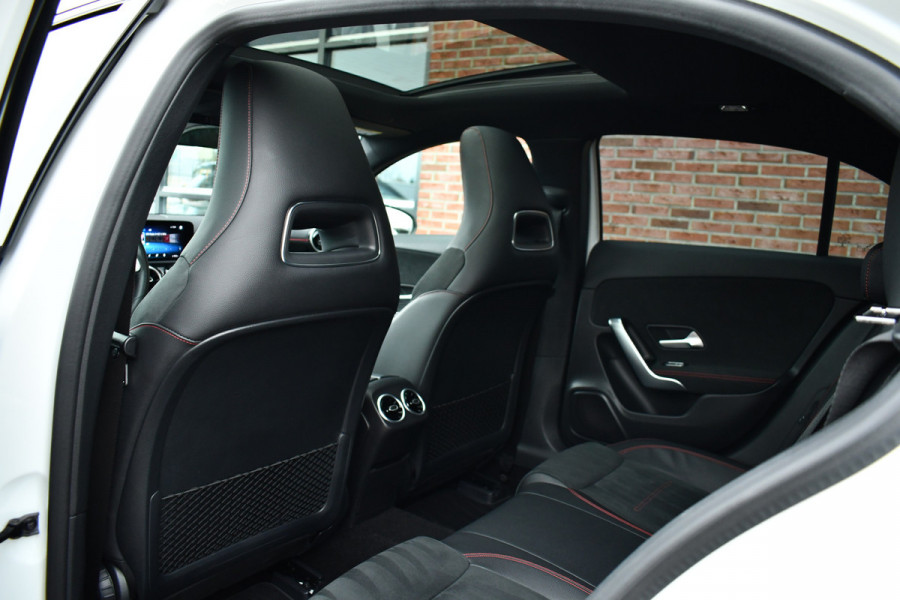 Mercedes-Benz A-Klasse 180 AMG Pano Trekhaak Camera Night Metallic-wit