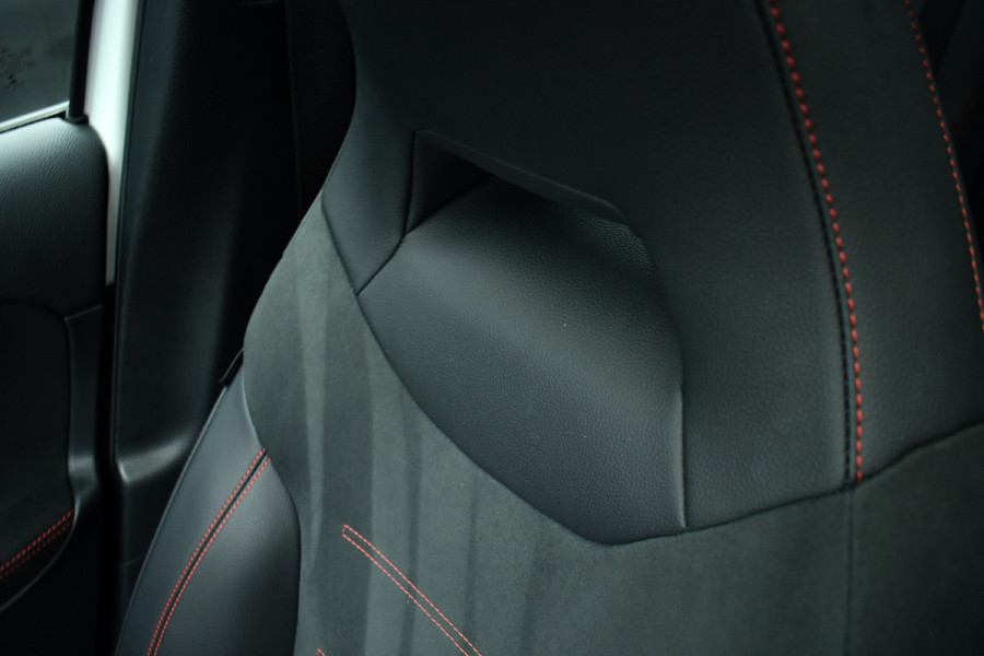 Mercedes-Benz A-Klasse 180 AMG Pano Trekhaak Camera Night Metallic-wit