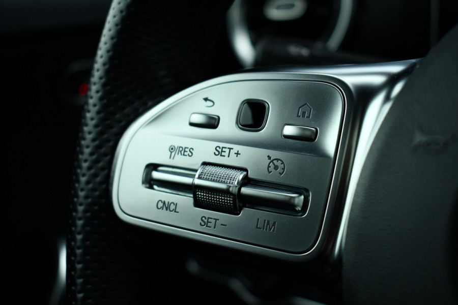 Mercedes-Benz A-Klasse 180 AMG Pano Trekhaak Camera Night Metallic-wit