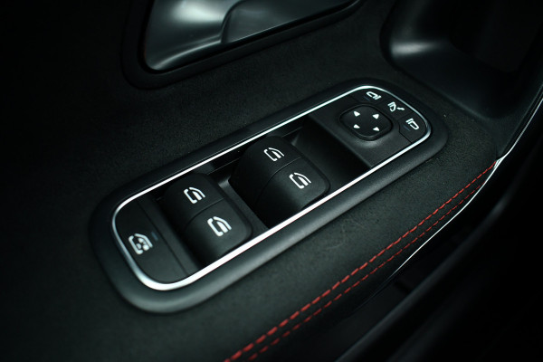 Mercedes-Benz A-Klasse 180 AMG Pano Trekhaak Camera Night Metallic-wit