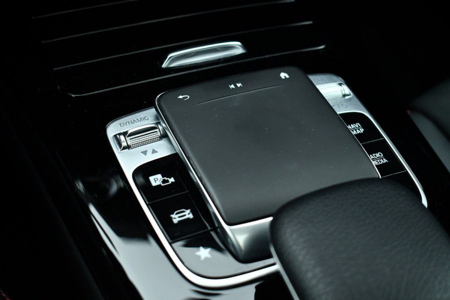 Mercedes-Benz A-Klasse 180 AMG Pano Trekhaak Camera Night Metallic-wit