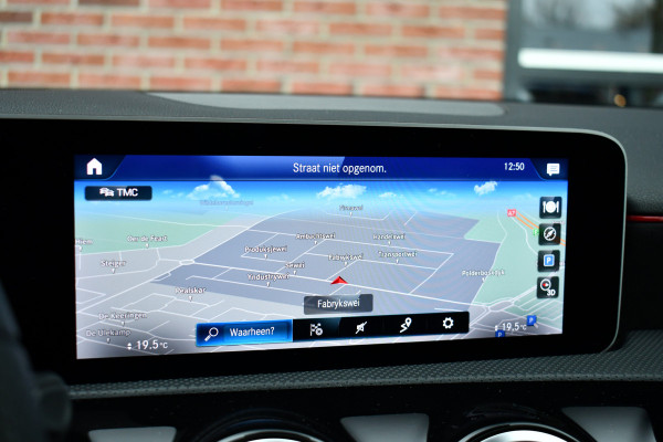 Mercedes-Benz A-Klasse 180 AMG Pano Trekhaak Camera Night Metallic-wit