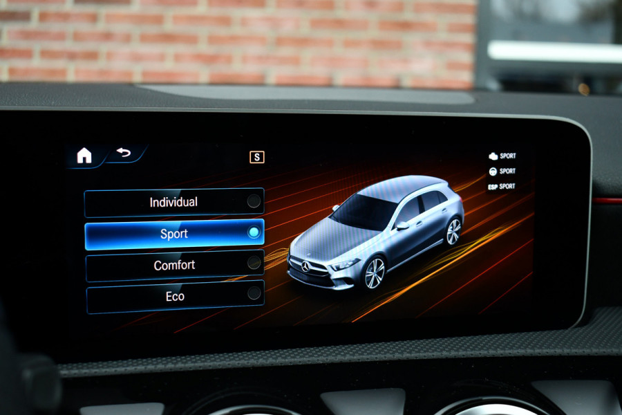 Mercedes-Benz A-Klasse 180 AMG Pano Trekhaak Camera Night Metallic-wit