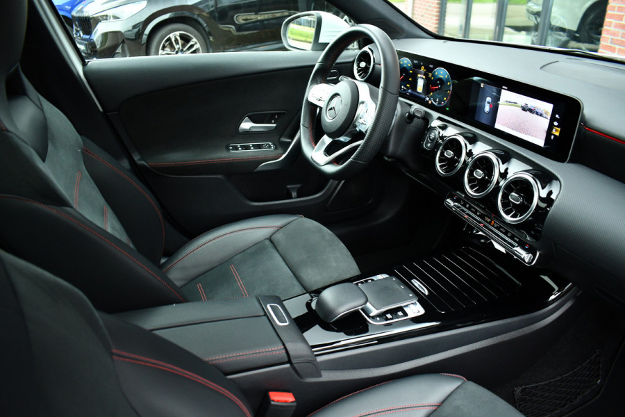 Mercedes-Benz A-Klasse 180 AMG Pano Trekhaak Camera Night Metallic-wit