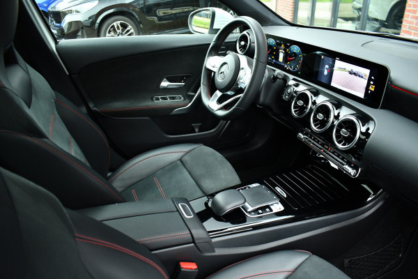 Mercedes-Benz A-Klasse 180 AMG Pano Trekhaak Camera Night Metallic-wit