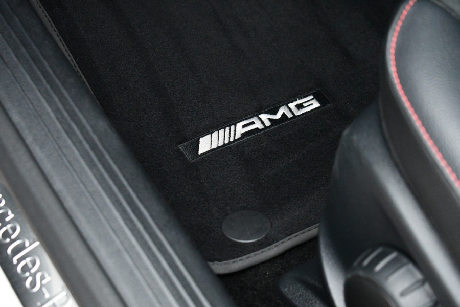 Mercedes-Benz A-Klasse 180 AMG Pano Trekhaak Camera Night Metallic-wit