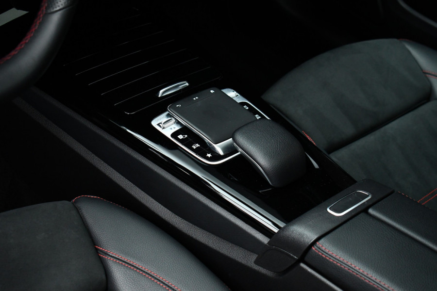 Mercedes-Benz A-Klasse 180 AMG Pano Trekhaak Camera Night Metallic-wit