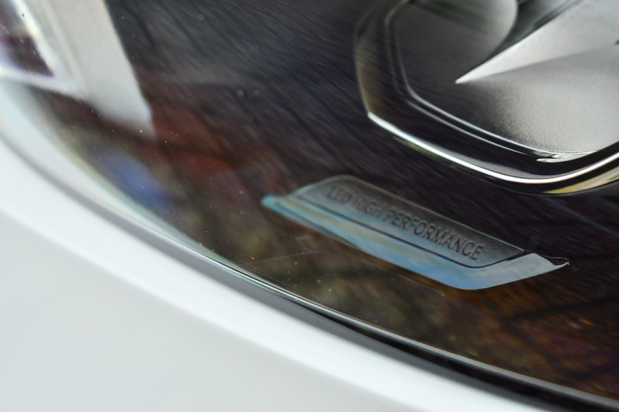 Mercedes-Benz A-Klasse 180 AMG Pano Trekhaak Camera Night Metallic-wit