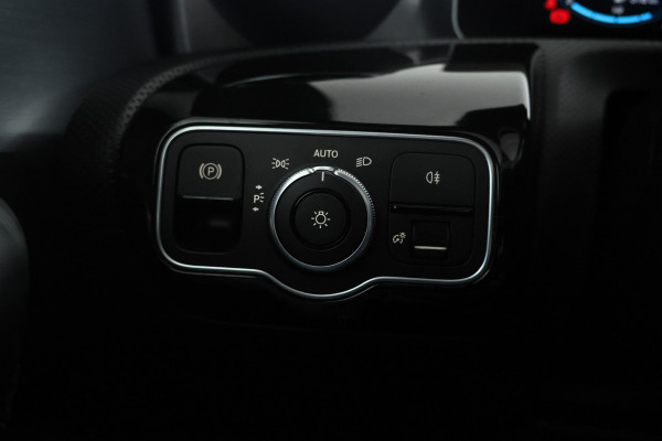 Mercedes-Benz A-Klasse 200 Business Solution AMG Upgrade Automaat, Panorama,