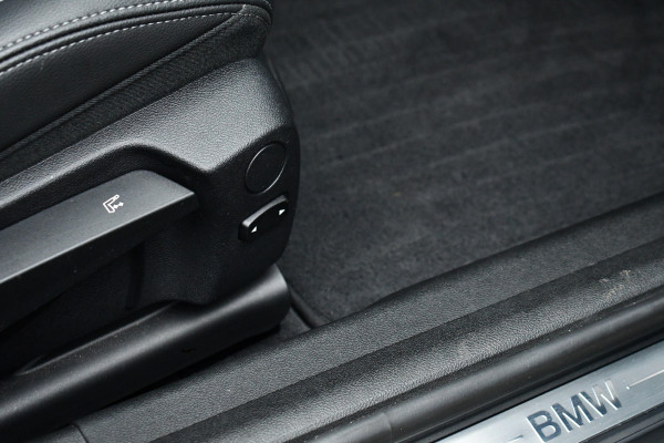 BMW 3-serie 330i Sportline 18inch HiFi Live-Cockpit Sfeer