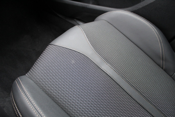 Peugeot 3008 1.6 HYbrid 225 GT | Nachtzicht | Panoramadak | Trekhaak | Navigatie | Camera | BLIS